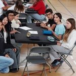 A la taula de treball esperant que comenci el Concurs