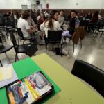 Farbstifte im Vordergrund